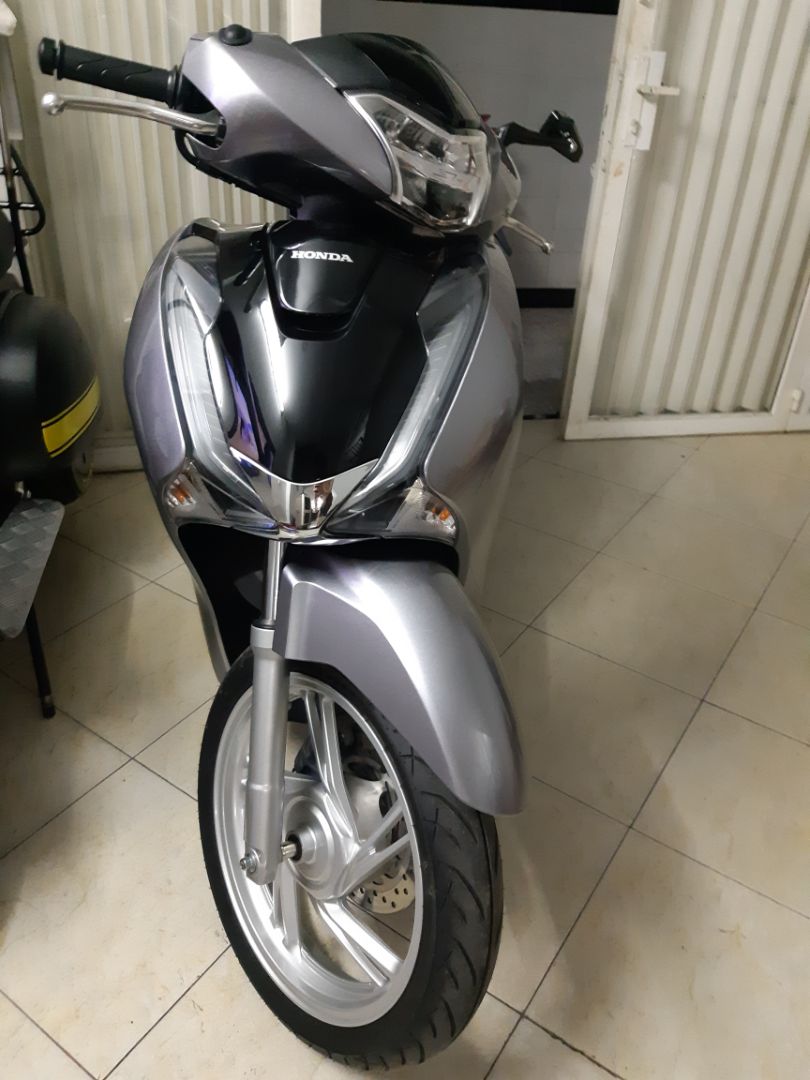 Mình sẽ chia ra nhận xét đối với 2 đối tượng:
1. Tiki: trước đây mình thường ưu tiên mua hàng do chính Tiki Trading phân phối. bởi vì an tâm về chất lượng cũng như trải nghiệm dịch vụ (thời gian đúng hẹn, đóng gói cẩn thận, hàng chất lượng, giá cạnh tranh). Lần mua hàng này đã đc tiki hỗ trợ tạo phiếu mua hàng vừa bằng hạn mức còn lại của thẻ. Nhân viên tư vấn nhanh gọn và luôn follow theo giúp.
2. Về phía nhà cung cấp ở đây cụ thể Honda Saigon thì các bạn mua xe nên *** trực tiếp hỏi thực tế có còn xe tại cửa hàng ko hay phải chờ. Số liệu tồn kho trên tiki ko update liên tục đâu. Mình đã phải chờ khoảng 10 ngày với 4 lần dời lịch vì ko có xe. Tới lần thứ 4 làm căng lắm mới lấy đc xe. (nếu cửa hàng hẹn mình đúng lịch trình thì có 1 trải nghiệm ok r)
=> Tiki 5 điểm, cửa hàng 1 điểm. Trung bình 3 điểm cho trải nghiệm lần này. Mình sẽ chia ra nhận xét đối với 2 đối tượng:
1. Tiki: trước đây mình thường ưu tiên mua hàng do chính Tiki Trading phân phối. bởi vì an tâm về chất lượng cũng như trải nghiệm dịch vụ (thời gian đúng hẹn, đóng gói cẩn thận, hàng chất lượng, giá cạnh tranh). Lần mua hàng này đã đc tiki hỗ trợ tạo phiếu mua hàng vừa bằng hạn mức còn lại của thẻ. Nhân viên tư vấn nhanh gọn và luôn follow theo giúp.
2. Về phía nhà cung cấp ở đây cụ thể Honda Saigon thì các bạn mua xe nên *** trực tiếp hỏi thực tế có còn xe tại cửa hàng ko hay phải chờ. Số liệu tồn kho trên tiki ko update liên tục đâu. Mình đã phải chờ khoảng 10 ngày với 4 lần dời lịch vì ko có xe. Tới lần thứ 4 làm căng lắm mới lấy đc xe. (nếu cửa hàng hẹn mình đúng lịch trình thì có 1 trải nghiệm ok r)
=> Tiki 5 điểm, cửa hàng 1 điểm. Trung bình 3 điểm cho trải nghiệm lần này.