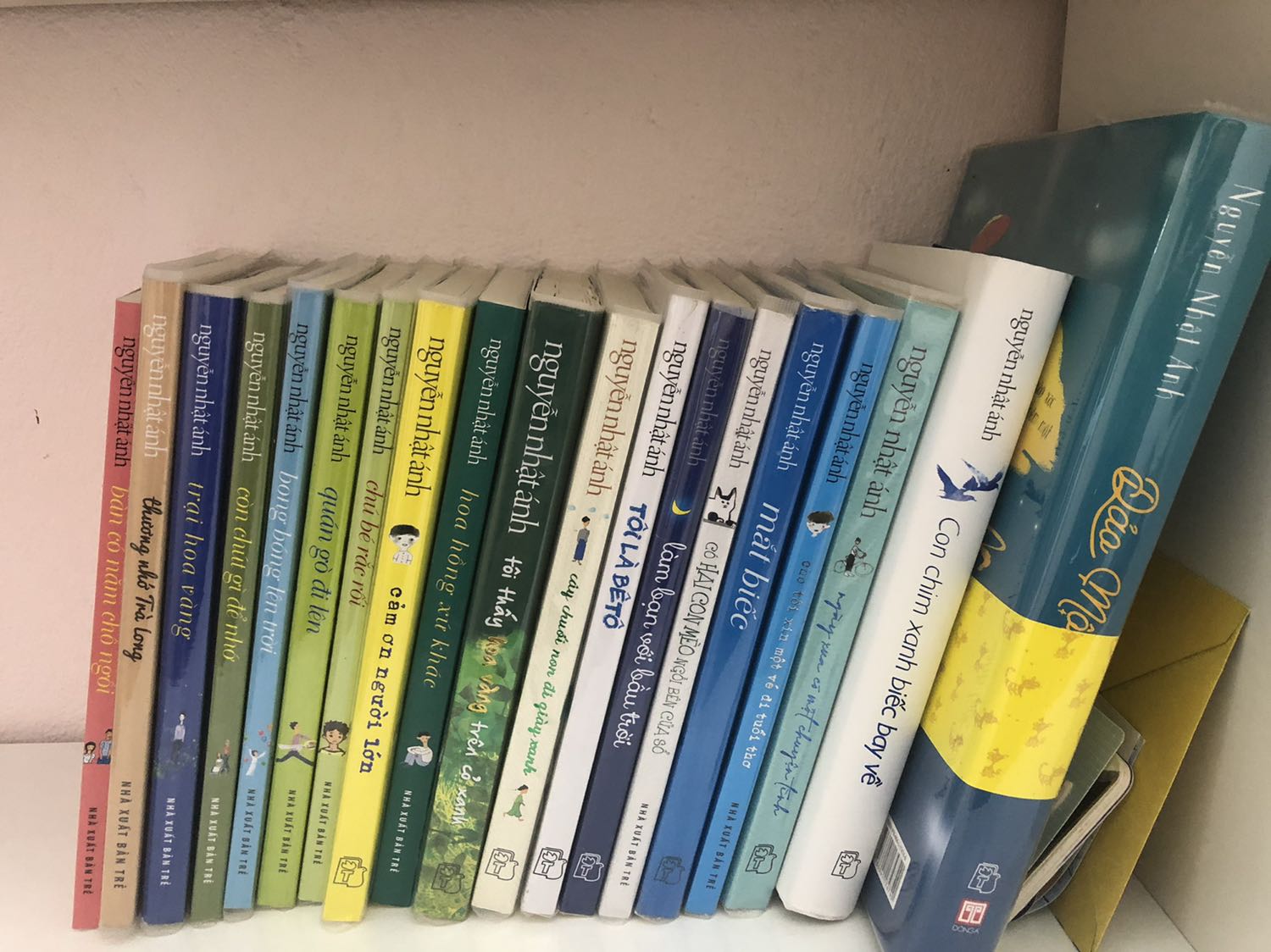 Vẫn luôn ủng hộ Tiki mặc dù việc đóng gói sơ sài, hy vọng trong thời gian tới Tiki có thể cải thiện khâu đóng gói sản phẩm. Vì đã mua sách thường k ai thích cuốn sách của mình bị bẩn, gấp mép hay nhăn nhúm cả.
Ngoại trừ việc đóng gói thì mọi thứ đều rất tốt!