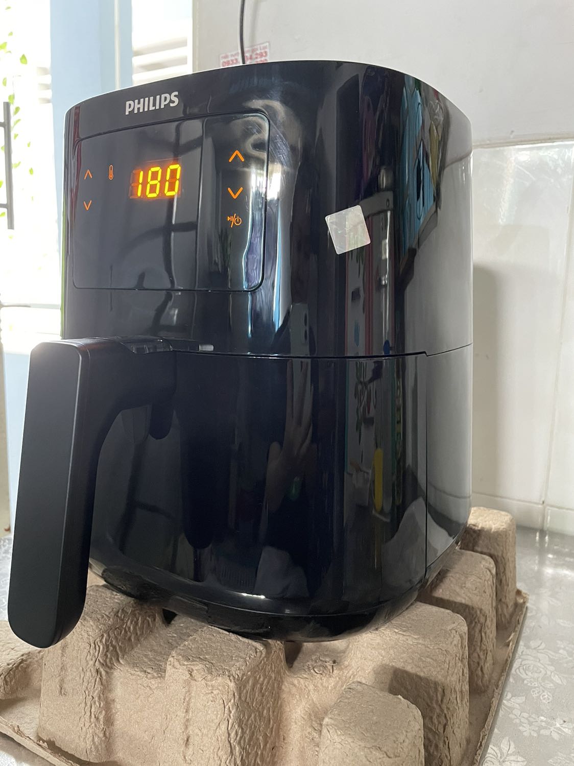 Thời gian giao hàng nhanh chóng chưa đầy 24h sau đặt hàng thành công. Sau trải nghiệm với món đậu hủ chiên với khuyến cáo 180 độ lửa, 11 phút, tôi chọn chia 2 lượt thời gian: 5 và 6 ph, không lật/trở đậu. Kết quả nhận được là da đậu giòn vừa, vàng, phồng ở tất cả các mặt đậu, thịt đậu mềm, mọng. Vì thích giòn hơn nên thêm 1 lượt lửa 180 độ trong 4 phút. Thành quả rất thích ý.