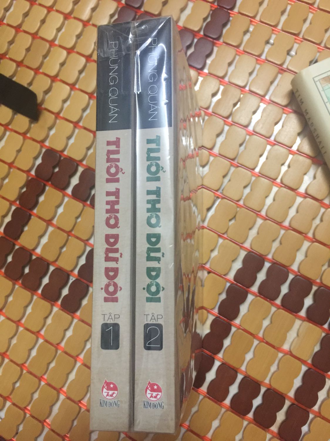 Giao hàng nhanh chóng, sách nguyên vẹn, hiếm khi thấy “Tuổi thơ dữ dội” sale 40% như vậy nên chốt liền tay. Mua 2 cuốn này với giá 0đ nên khá thích (tại có mã giảm với Tiki xu). Tại vì mịn đã mua “Nhật ký Đặng Thuỳ Trâm” và “Nỗi buồn chiến tranh” rồi nên muốn mua bộ này để đọc, đọc để biết về những con người thời xưa kia dù phải chịu những đau thương, mất mát nhưng vẫn kiên cường, lạc quan sống, vững tin bước tiếp và chiến đấu cho mai sau. Giao hàng nhanh chóng, sách nguyên vẹn, hiếm khi thấy “Tuổi thơ dữ dội” sale 40% như vậy nên chốt liền tay. Mua 2 cuốn này với giá 0đ nên khá thích (tại có mã giảm với Tiki xu). Tại vì mịn đã mua “Nhật ký Đặng Thuỳ Trâm” và “Nỗi buồn chiến tranh” rồi nên muốn mua bộ này để đọc, đọc để biết về những con người thời xưa kia dù phải chịu những đau thương, mất mát nhưng vẫn kiên cường, lạc quan sống, vững tin bước tiếp và chiến đấu cho mai sau.