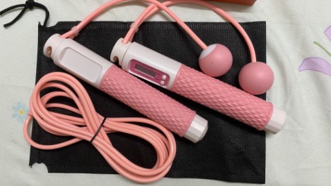 Dây nhẹ, nhìn chắc chắn lắm. Trong tay cầm có thanh sắt làm cầm đầm tay nha. Đếm nhịp chuẩn, nhưng phải luồn đúng chiều của dây vào tay cầm. Màu hồng khá là sến, ko giống màu trong hình tẹo nào cả hahaha có kèm thêm 1 pin và túi rút đựng tiện lắm