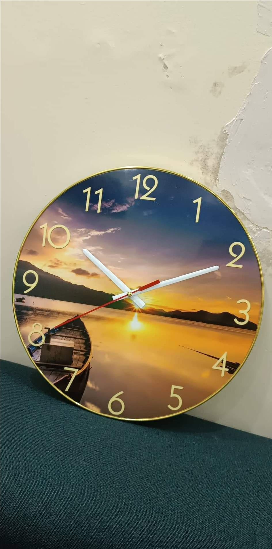 ảnh chụp thì đồng hồ như mặt kính bên ngoài, hàng nhận thì chỉ là gỗ ép rồi dán tranh mặt đồng hồ lên. làm ăn thế này thì khác gì *** đảo