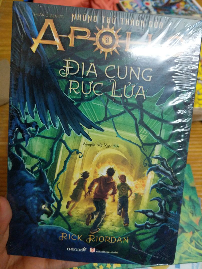Làm sao để trừng phạt một vị thần bất tử? Bằng cách biến vị thần ấy thành kẻ phàm trần.
Sách đẹp, hay, mua đi các bác