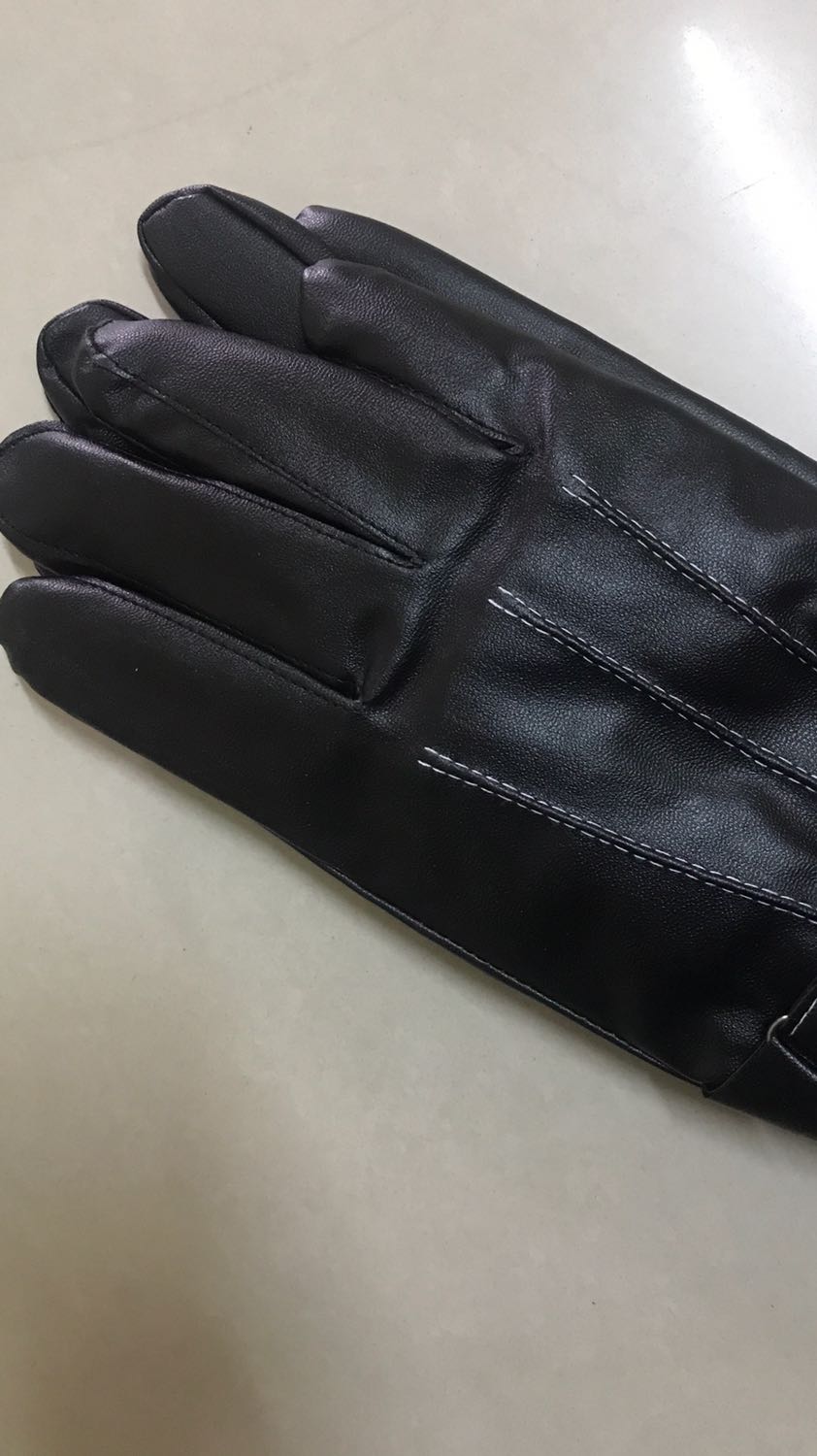 Găng tay da rất mềm. Độ co giãn cao, mặt bên trong có lớp lót lông đeo cảm giác êm tay và mềm mại. Hàng như mô tả cảm ứng điện thoại rất tốt. Đeo đi xe máy thì tiện lợi. Không sợ trời mưa. Đi mưa về lau cái là ok rồi. Sản phất tốt, ủng hộ shop 5 sao.