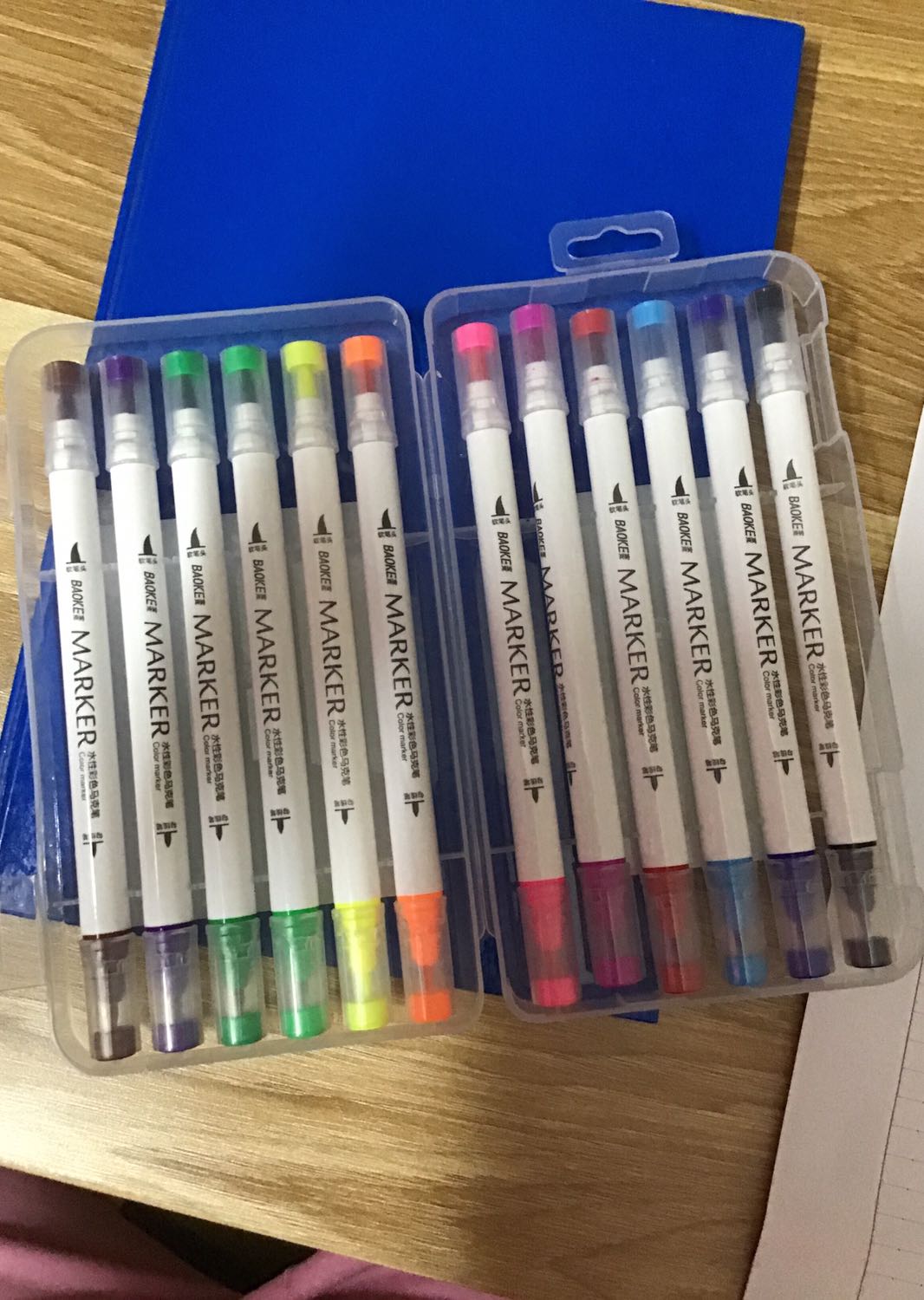 Màu khi giao đến thì rất ổn, k bị chảy mực. Tô màu rất êm, k bị lem mực ra trang sau dù giấy của mình rất mỏng.