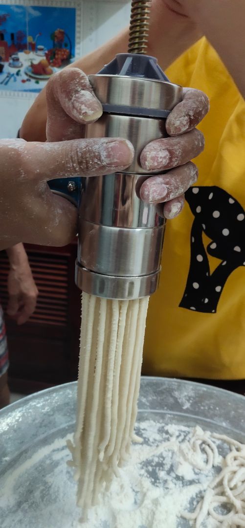 Sp tốt, chắc chắn. Tuy nhiên phải cần ít nhất 2 ng để có thể ép được hết tới mảnh cuối cùng vì cần rất nhiều lực đẩy và giữ khuôn. Giao hàng chậm.