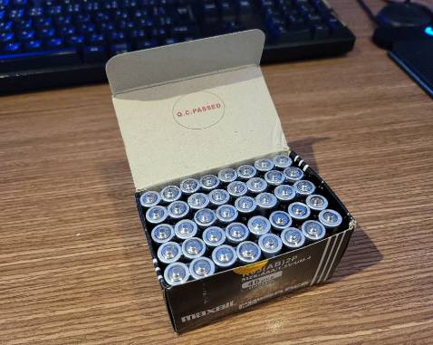 Đó là một sản phẩm giả mạo 😠💥. Đây là một trải nghiệm tồi tệ nhất, và tôi đã nhận lại tiền 💸💔.

So sánh với sản phẩm chính hãng, có nhiều khác biệt mà kể cả trẻ em cũng có thể nhận ra 🧒👀.

So sánh với sản phẩm chính hãng mà tôi đã có 👌🔍:

In chữ trên nhãn không rõ nét 🏷️🖨️
Phông chữ trên nhãn không giống với sản phẩm chính hãng 🏷️🔤
Kích thước hơi lớn hơn 📏📐
Pin khô có độ mềm hơn một chút 🔋🍮
Ngày hết hạn không được ghi trên mặt sau của nhãn 🏷️📅

Nếu so sánh với sản phẩm chính hãng mà giá rẻ hơn rõ rệt, bạn nên nghi ngờ rằng nó có thể là sản phẩm giả mạo, sẽ an toàn hơn 🤔💸.

Mua hàng rẻ tiền sẽ mất tiền 💰🔥.
Sản phẩm giả mạo của pin có thể dẫn đến các vấn đề nghiêm trọng như vụ nổ hoặc hỏa hoạn, vì vậy hãy cẩn thận nhé mọi người 👩‍🚒🔥🧯.

Hãy xem hình ảnh 📸🔍.