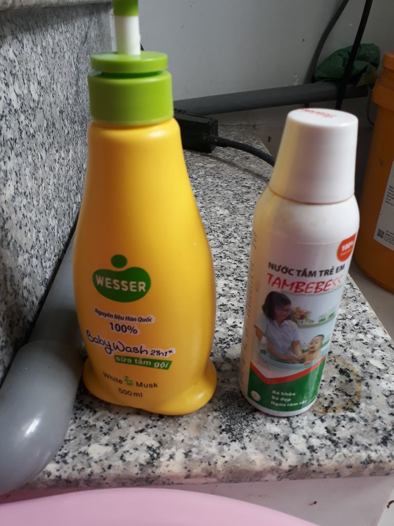 thơm cực, nhẹ dịu, sài hết mình sẽ mua đúng loại này nữa. tiện lợi sài cả gội và tắm luôn, tóc em bé mềm ko bị cứng như các loại khác