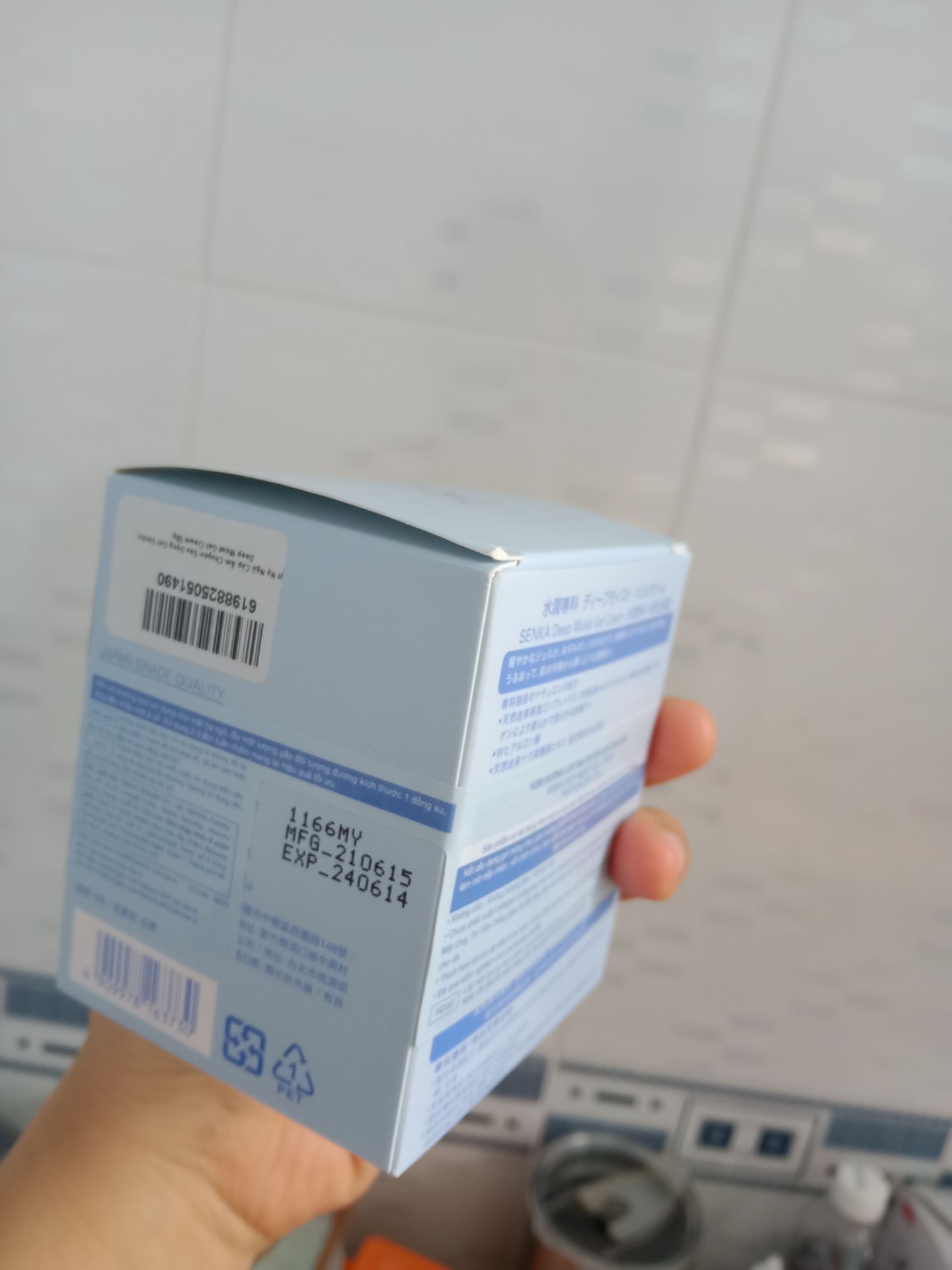 Giao hàng nhanh, hộp kem bên trong không có seal và hơi móp méo. Dùng kết hợp với sữa dưỡng cùng thương hiệu.  Sáng hôm sau khi rửa mặt cảm giác như có một lớp màng mỏng dính trên mặt. Da mình thiên khô, mức độ cấp ẩm chưa đạt yêu cầu của mình lắm. Sữa rửa mặt và mặt nạ tặng kèm chưa dùng.