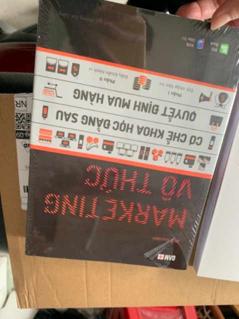 Chưa đọc nhưng thất review tốt nên mua liền hôm km. 
Giao hàng quá nhanh. Tối muộn đặt mà sáng hôm sau nhận được luôn sách rồi.
Sách mới, bọc màng co