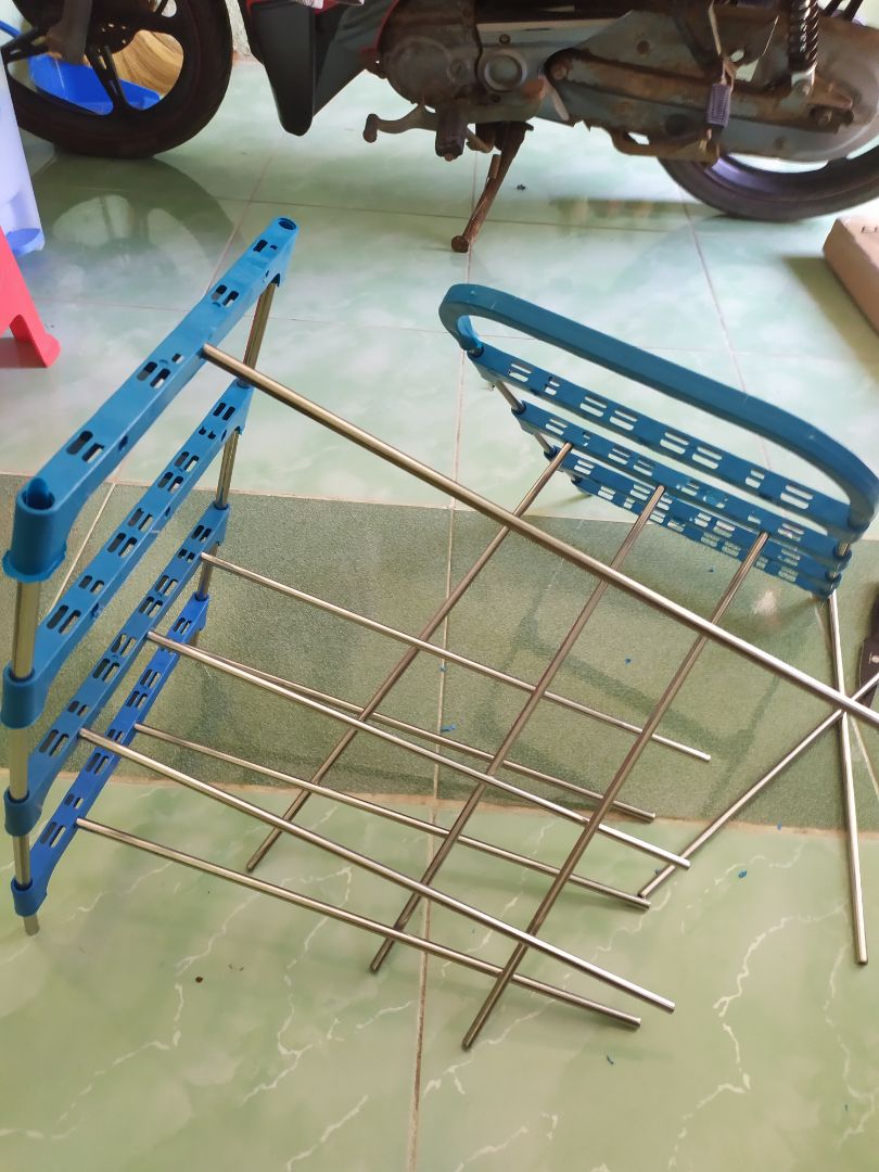 Chất liệu rất dễ gãy 
Lắp gáp cầu kì 
Không thể sử dụng được 
Ngồi cả giờ đồng hồ vẫn không lắp được Chất liệu rất dễ gãy 
Lắp gáp cầu kì 
Không thể sử dụng được 
Ngồi cả giờ đồng hồ vẫn không lắp được