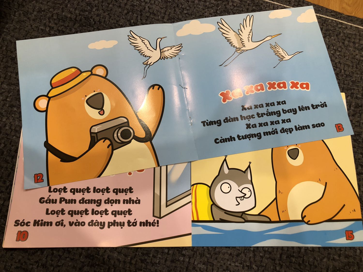 Sách in màu nhạt, k rõ nét và 2 quyển sách bị lỗi như hình. Hơi thất vọng vì có cảm giác sách k thật