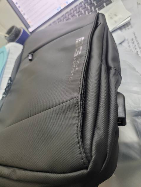 Trông sang, xịn, mịn như mô tả. Nhiều ngăn, để được nhiều đồ: sổ tay, bút, sạc, điện thoại, máy tính bảng (11-12inch ok)