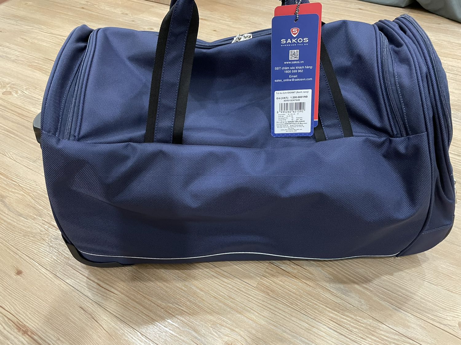 Đẹp xuất sắc. Form và chất liệu rất chất. Tay kéo và bánh xe rất êm. Shop đóng gói để giao hàng rất nhanh. Cảm ơn shop.