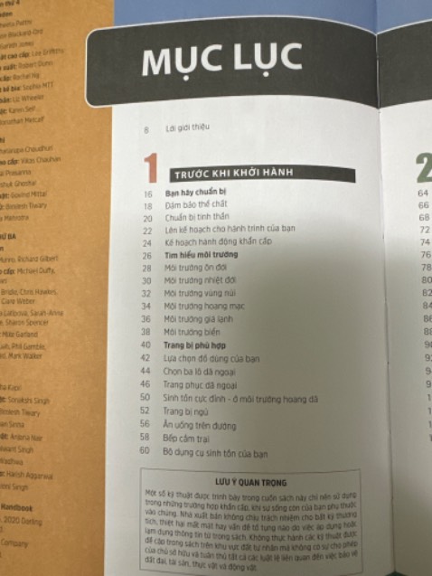 Mua sách đc kèm tặng theo miếng thép đa năng, 11 công năng. Thực sự cuốn sách rất hữu trang bị và học các kỹ năng sinh tồn.