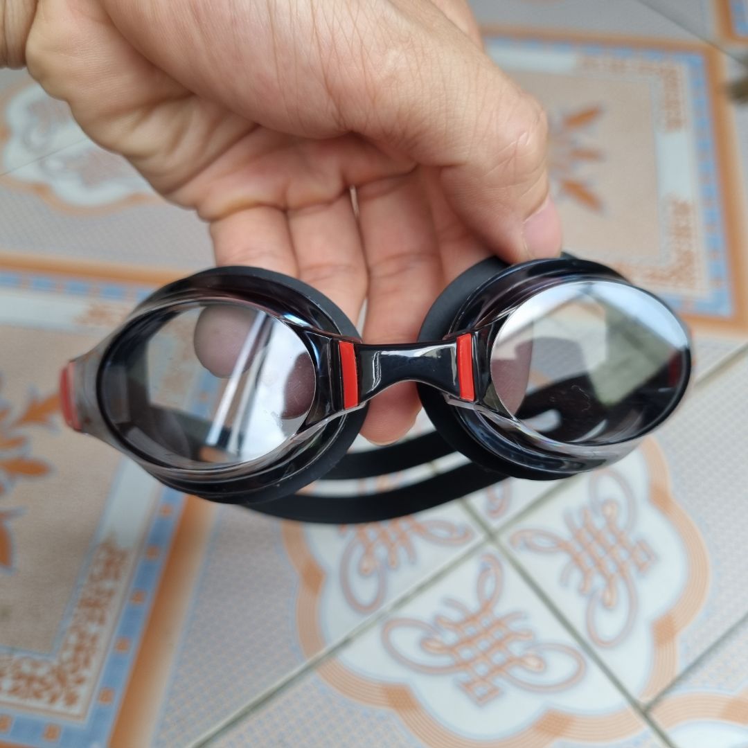 Hộp kính đẹp và có núm xoay đóng mở tiện lợi. Nút điều chỉnh độ dài dây ở hai đuôi mắt kính. Mắt kính nhìn dưới nước rất tốt, không mờ hơi nước. Sản phẩm tốt.