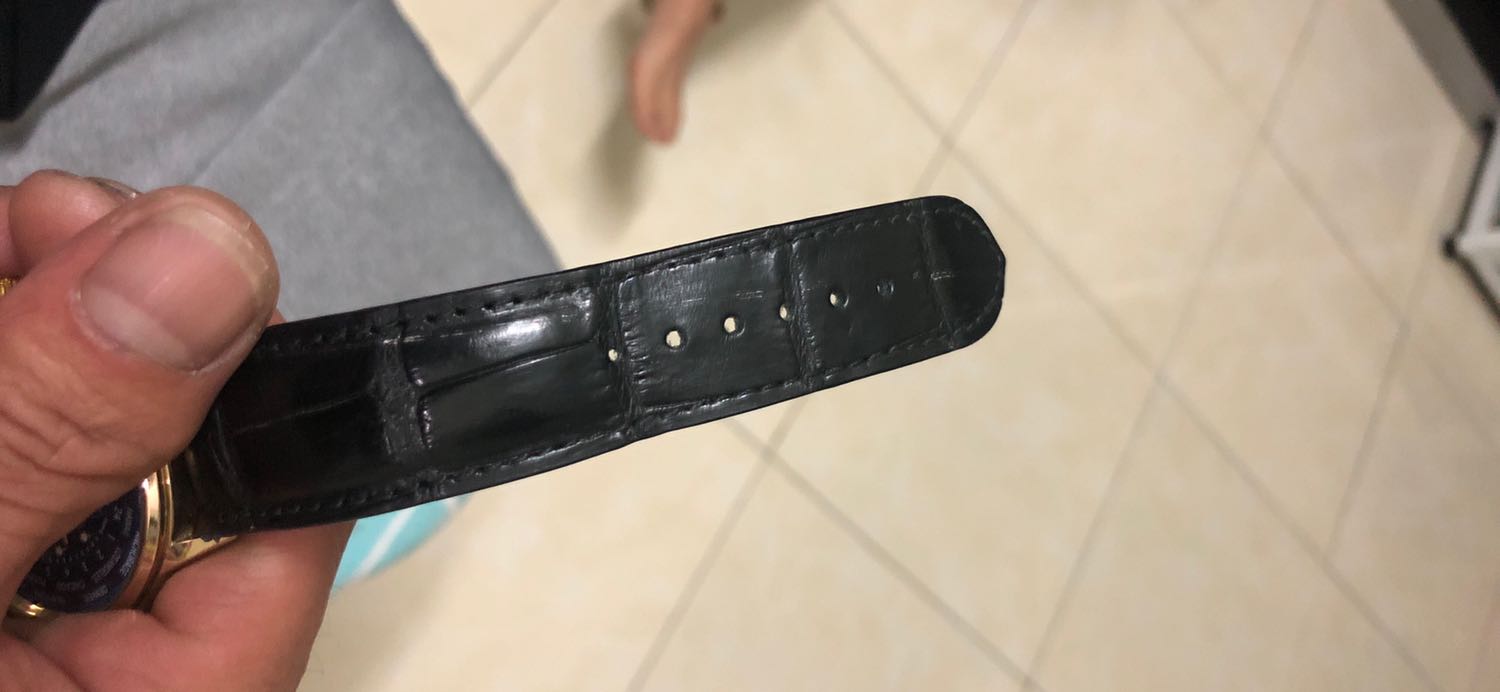 Dây 23mm. Bỏ vào rất khó. Dây cứng và khác mẫu. Đoạn ở đuôi ko có vân như ảnh