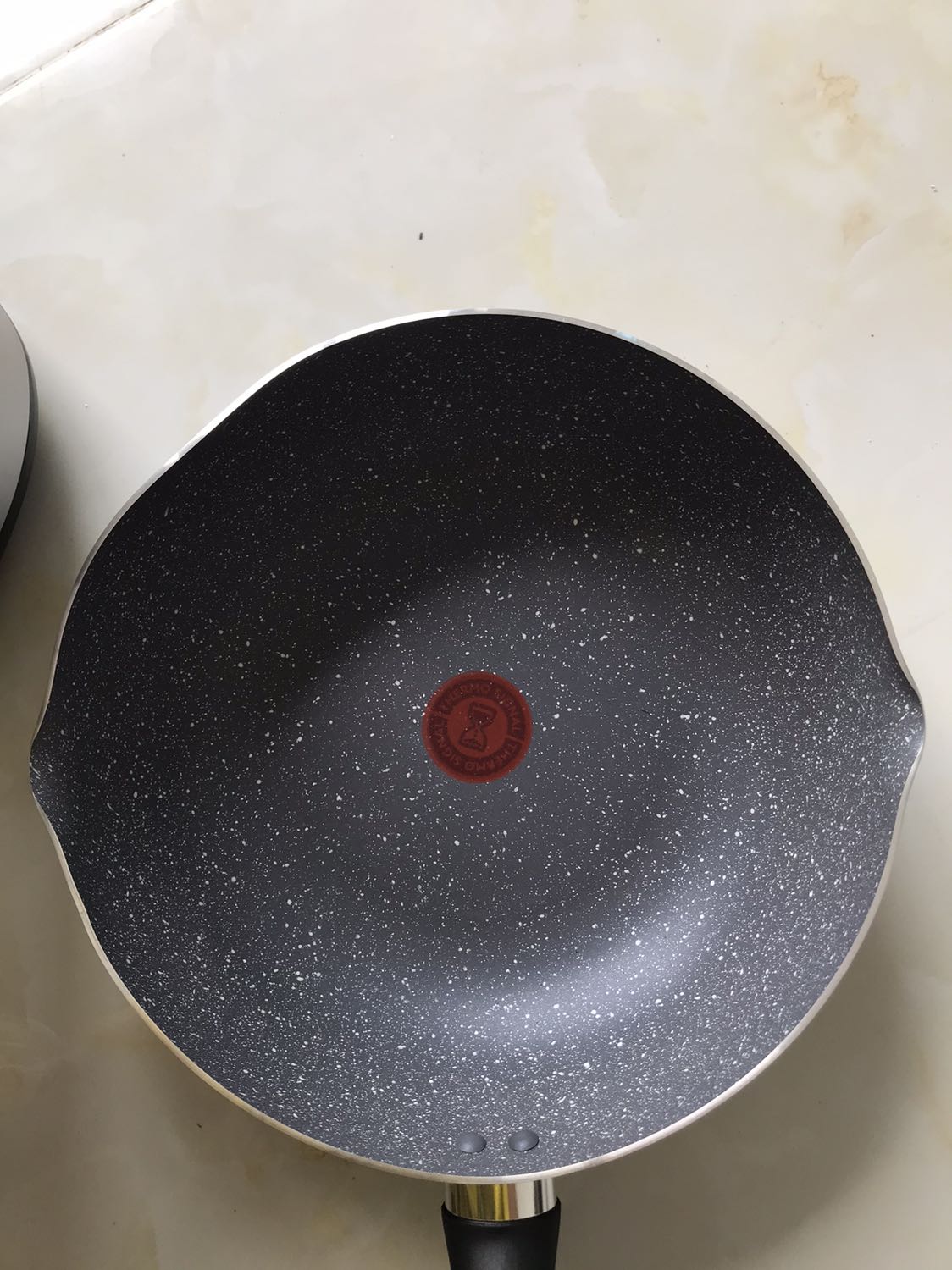 Nồi đẹp, sang trọng, nồi nặng và rất chắc chắn, nấu cơm rất nhanh và không bị dính vào nồi. Điểm trừ thuộc về quà tặng cái chảo. Cái chảo bị móp méo, lòng chảo thì bị nhám, nổi li ti các vết sơn bị phồng. Nói chung là nhận cái quà tặng này cảm thấy tuột mood dễ sợ. Tuy là quà tặng (định giá của sản phẩm là 517,000đ) nhưng mong là hãng tặng hàng cũng ổn xíu, chứ tặng kiểu này về khách xài không được, sau này cũng không dám mua chảo của hãng về xài nữa