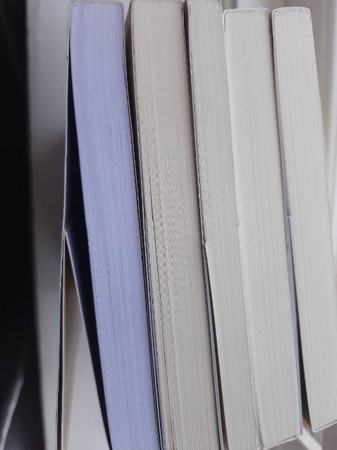 Quyển sách là quyển thứ 5 trong bộ Truyện cổ Nhật Bản của Toshio Ozawa và Suekichi Akaba. Bìa sách được thiết kế theo câu chuyện về Kaguya Hime (nàng tiên ống tre, công chúa ánh trăng, ông lão đốn tre...) nhưng câu chuyện này không nằm trong nội dung quyển sách. Mình mua vì nghĩ sách có câu chuyện này. Tìm hiểu bộ sách gốc bản Nhật, cảm nhận của mình là sự sâu sắc, chân thành và tấm lòng của người làm sách dành cho độc giả; các câu chuyện trong bộ sách được chia theo mùa sau nhiều nghiên cứu tâm huyết, đây là bộ sách hay. Quyển sách này có sự chấp vá khập khiễng, thiếu sót trong khâu xuất bản; sách có màu giấy, font chữ khác với các quyển khác trong bộ sách "Tủ sách đời người" của Omega+.