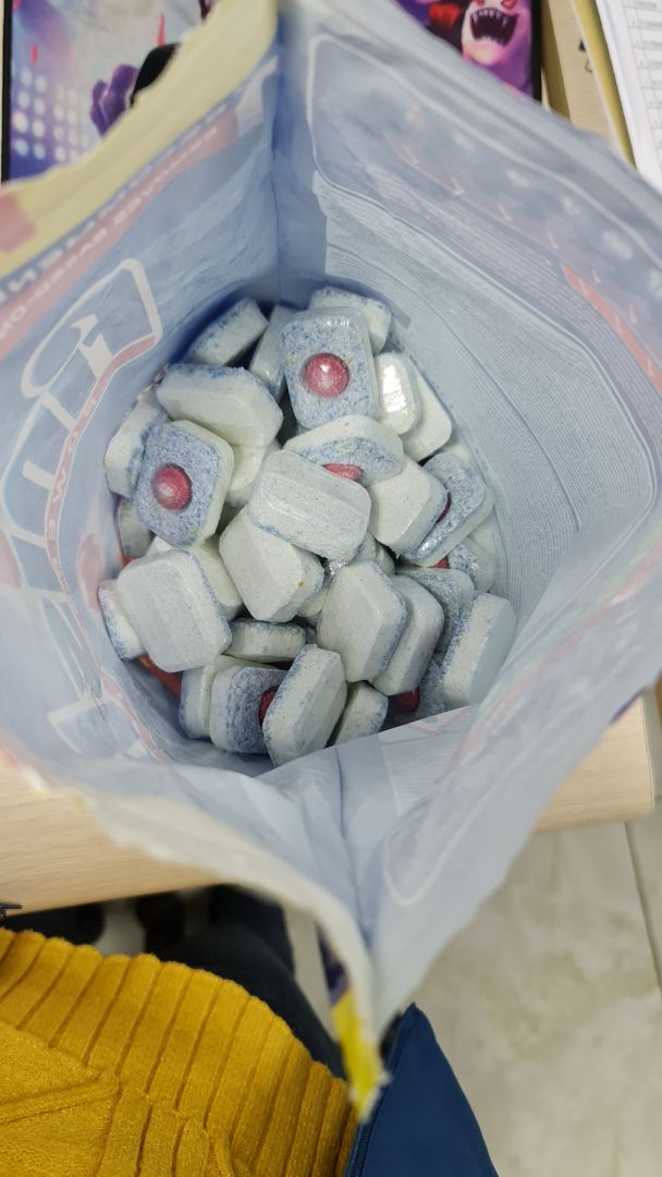 sản phẩm bên trong không được bọc trong gói bạc như mọi lần mình vẫn mua. có hiện tượng biến màu( ngả đóm vàng).