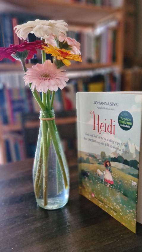 Heidi - cuốn sách viết cho trẻ con và những người yêu trẻ con
Một cuốn sách viết về những ngày tháng đầy màu sắc của một em bé 8 - 9 tuổi và những phép màu yêu thương. Chuyện viết về trẻ con nhưng chất chứa nhiều thông điệp dành cho cả những người yêu trẻ con. Luôn có niềm tin và luôn cố gắng rồi mọi chuyện tốt đẹp sẽ tới.
Có một đoạn viết về cảnh gặp lại giữa ông nội và cháu gái, tuy không mô tả nhiều nhưng lại khiến mình xúc động. Có lẽ tình thân là liều thuốc chữa lành những vết thương một cách nhanh chóng và hiệu quả nhất. 
#heidi