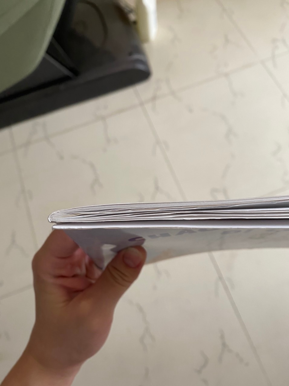 Đợt rồi Tiki có khuyến mãi sách rất nhiều thì mình khá hài lòng, mua cả chục cuốn đều rất ổn. Rồi mình đặt tiếp thì lại có sp bị lỗi ngoại quan như này. Giá ưu đãi thì rất tốt rồi đó, nhưng khâu lưu giữ và kiểm tra hàng của Tiki cần phải xem lại nhé. Sách cũng là hàng hoá dễ hỏng thì Tiki có thể bọc lại (mình thấy những cuốn sách khác như vậy). Thay vì tốn nhiều resource để vận chuyển (1 cuốn sách thôi mà Tiki đựng trong cả hộp to, lót nhiều giấy) thì nên san bớt chi phí để bảo quản sách.