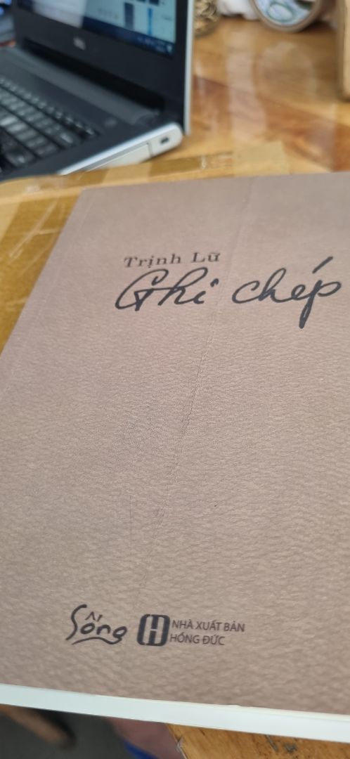 Nội dung là sách hay, nhưng NCC giao cuốn bị gãy trang bìa, trong khi mình mua tặng