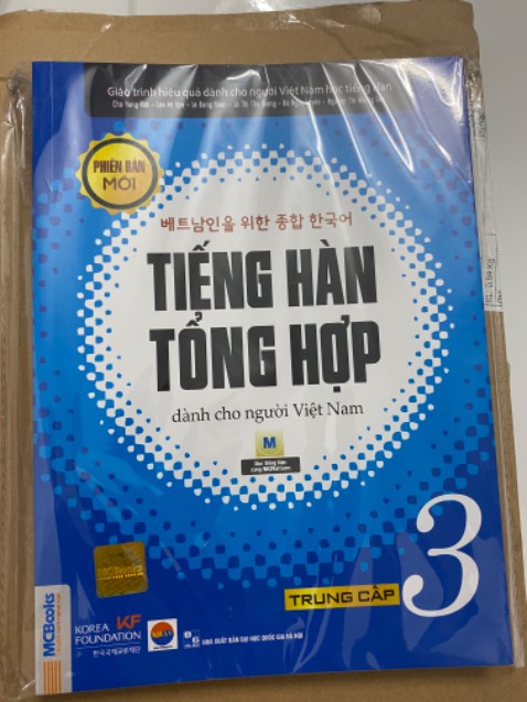 Giao hàng nhanh. Đóng gói chắc chắn. Giao đúng sách. Chữ có chỗ hơi mờ chút nhưng vẫn đọc đc. Chưa học hết quyển nên chưa biết còn chỗ nào bị mờ hay nhoè k.
