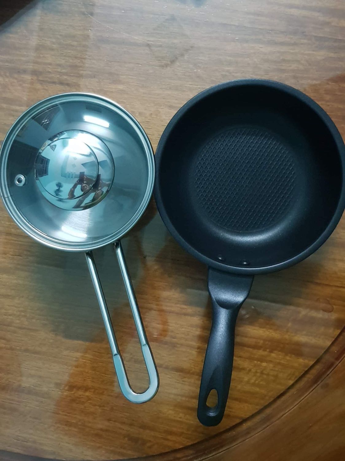 Chảo cầm chắc tay, thích hợp chiên xào đồ ăn cho bé, trừ 1 sao do gói hàng chưa kỹ, nên có hộp đối với các sp như này để ko bị móp méo