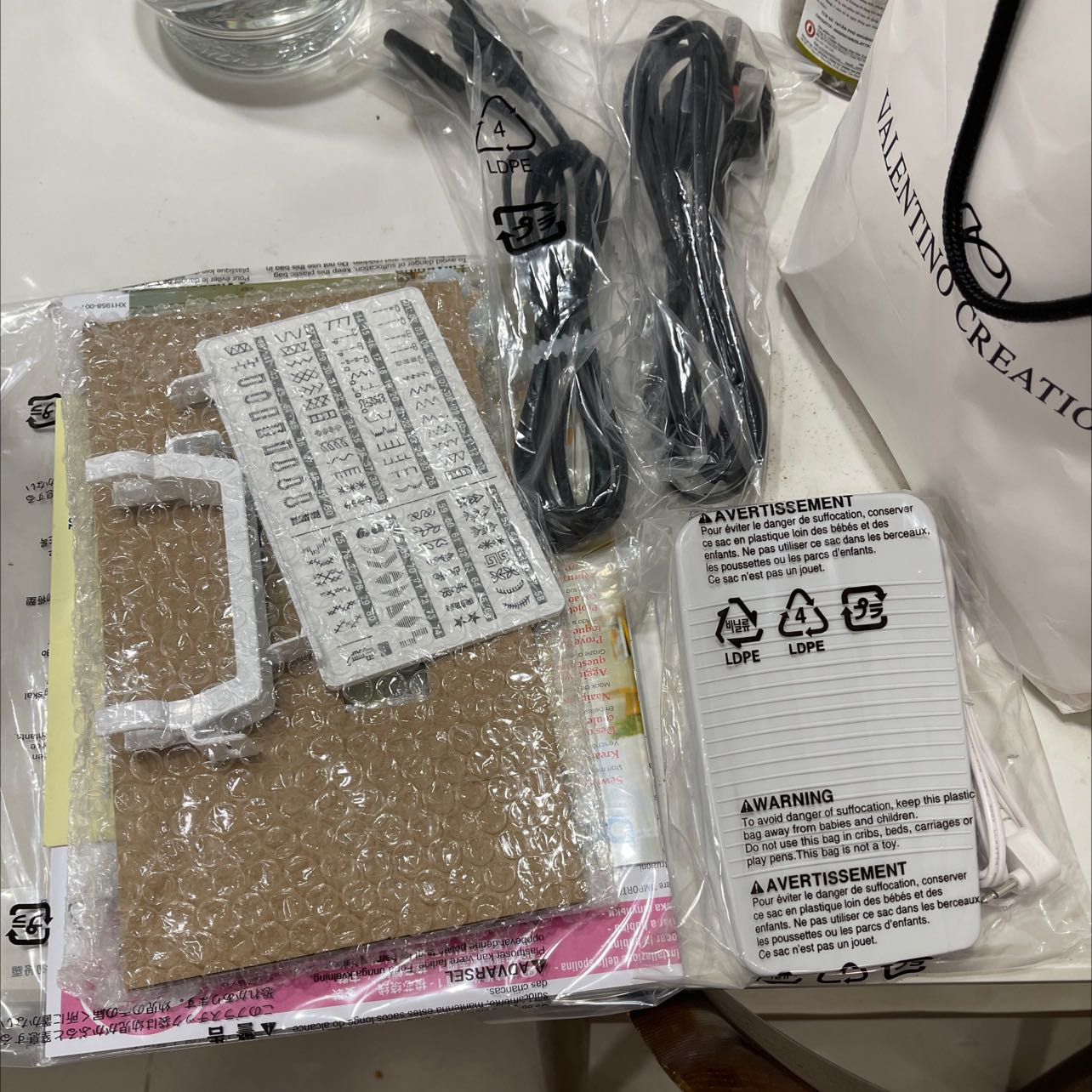 Mới nhận sản phẩm, chưa vận hành nên chưa biết. Đóng gói đẹp.
Đang kiểm tra với shop xem có túi đựng máy ko.