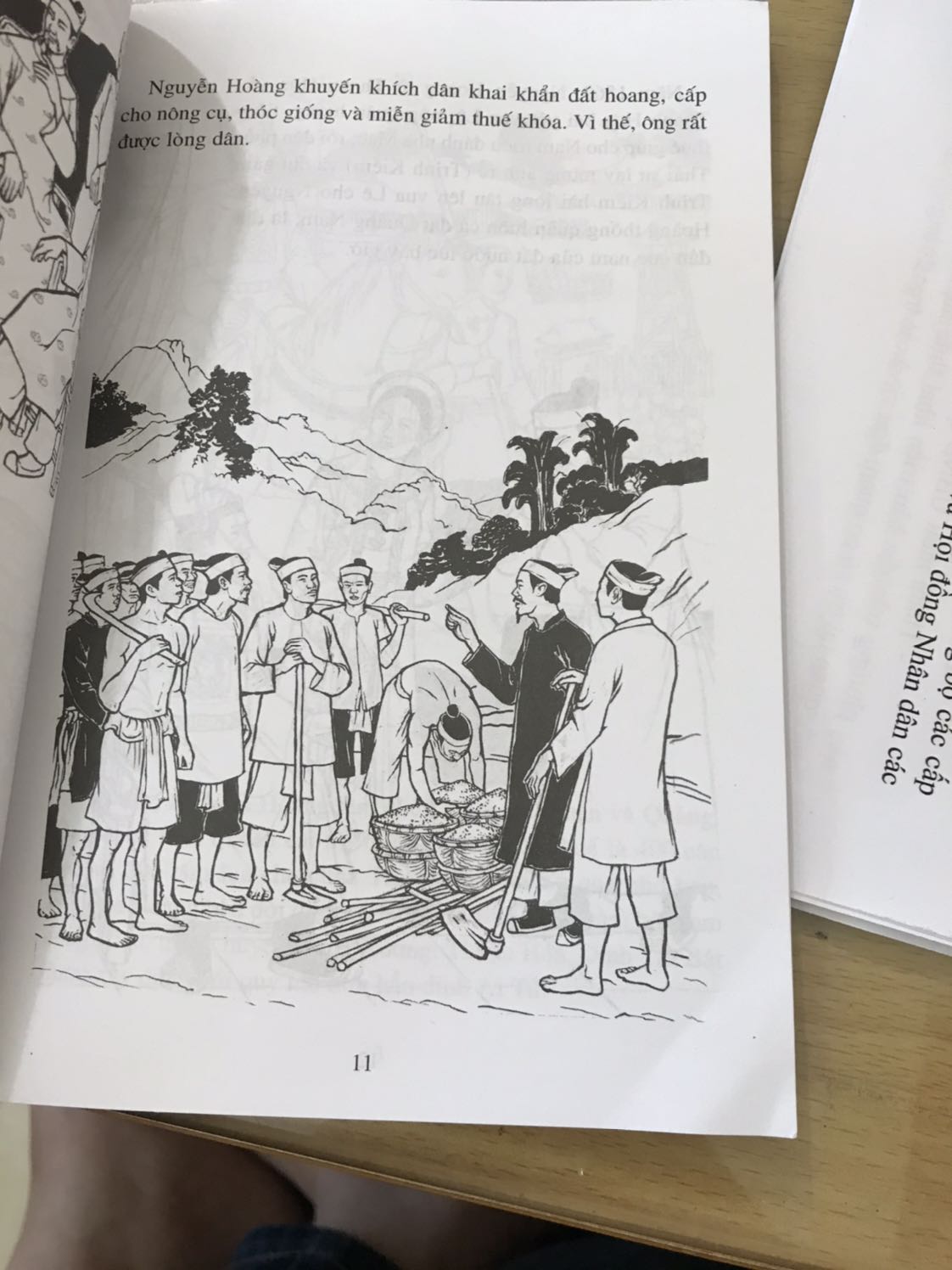 Sách đẹp. Tuy nhiên giấy in hơi mỏng, mua hơn chục tập một lúc nhưng có 3 cuốn giấy dày, giấy k bóng rất đẹp. Tiki giao hàng nhanh, lại sales khá rẻ.