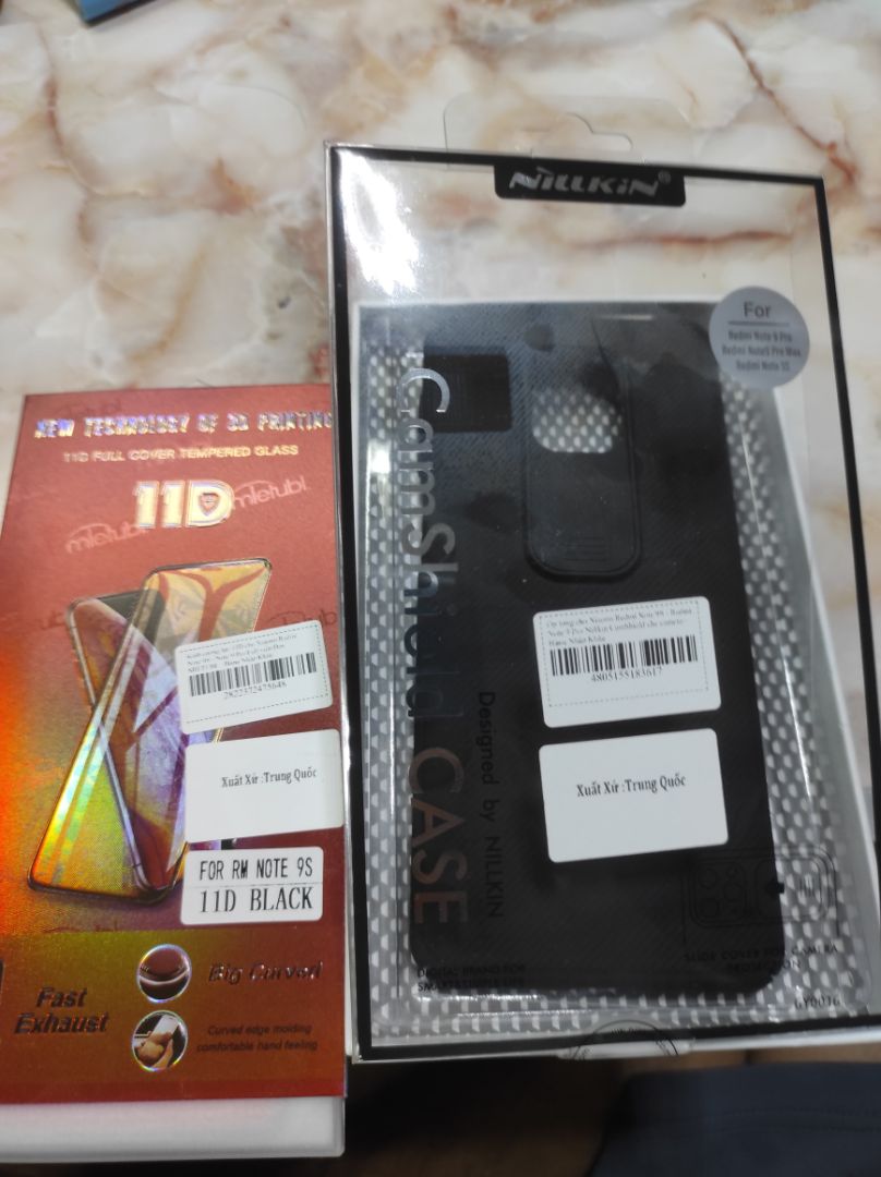 kính hơi ngắn so với màn hình.