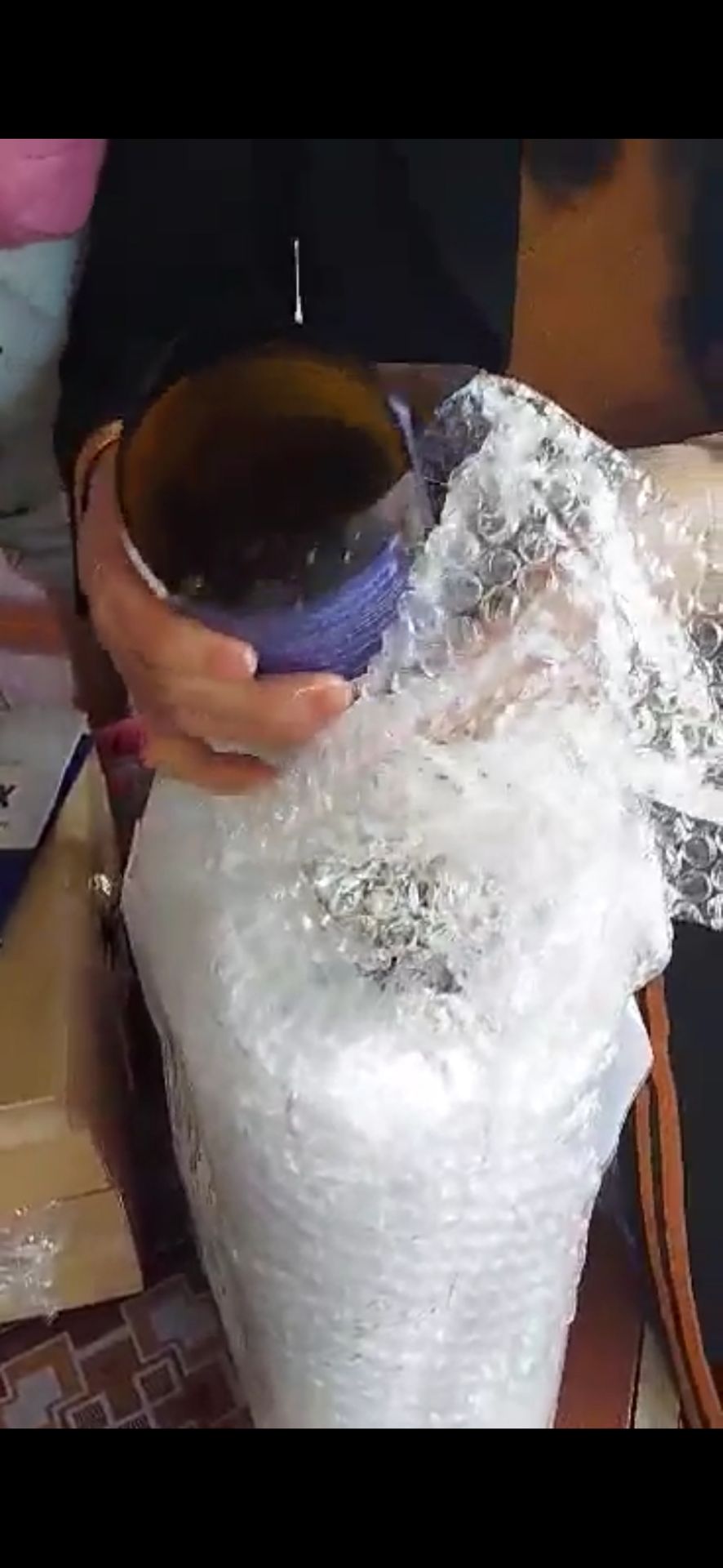 mẹ mình mở ra, bị vỡ mất 1 lọ. đề nghị shop gửi lọ nguyên lại cho mình.