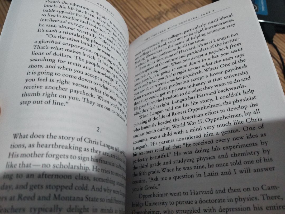 Mình thích ngửi mùi sách, mà mùi sách này khá thơm luôn, k phải nồng như nước hoa mà là mùi thơm của giấy thoảng thoảng mùi mực nữa =)). Chất liệu giấy cũng ưng luôn, không phải tráng thêm lớp bóng hay sáng trắng mà là mộc mạc, xám xám ấyy. Ưng