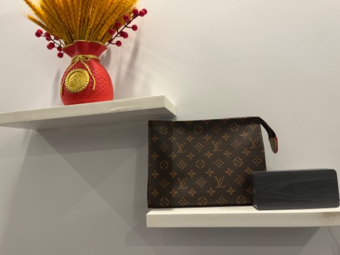 Kệ khá đẹp. Chắc chắn và trang trí phù hợp