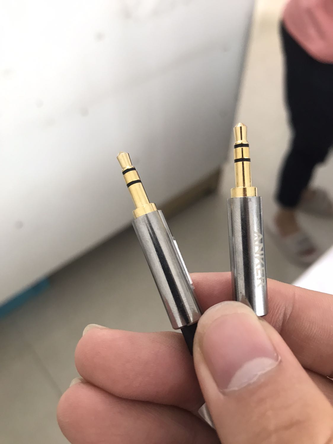 Giao hàng ổn. đầu jack có vết trầy như bị cấn bởi vật nhọn. Màu của lớp mạ cũng bị xỉ mặc dù mở hộp thì đầy đủ tem dán. Không biết này là sản phẩm như vậy hay dây này bị mở ra rồi.
Kết nối, âm thanh chất lượng tốt.