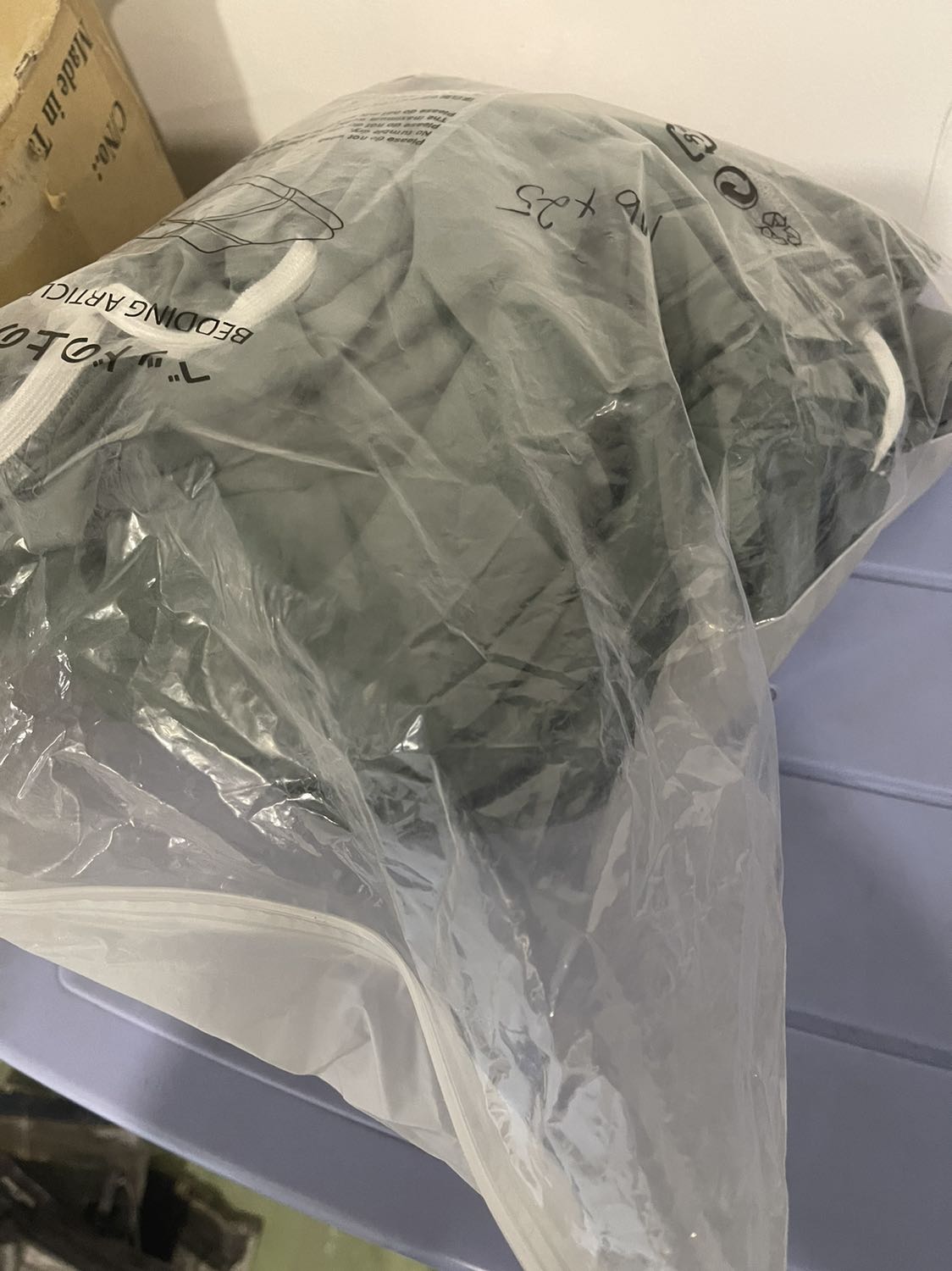 Màu sắc không giống như hình chụp quảng cáo, nên ghi rõ màu sắc khi bán có bao nhiêu màu, con hàng hay hết hàng, chụp quảng cáo thì màu xám, giao thì màu xanh. Không hài lòng