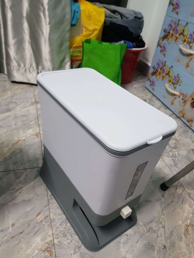 Mua loại bật nắp, có bản lề mở lên và nắp tạo hương nhiwng loại này không có. Nắp lại còn bị vênh. Đề xuất đổi hàng