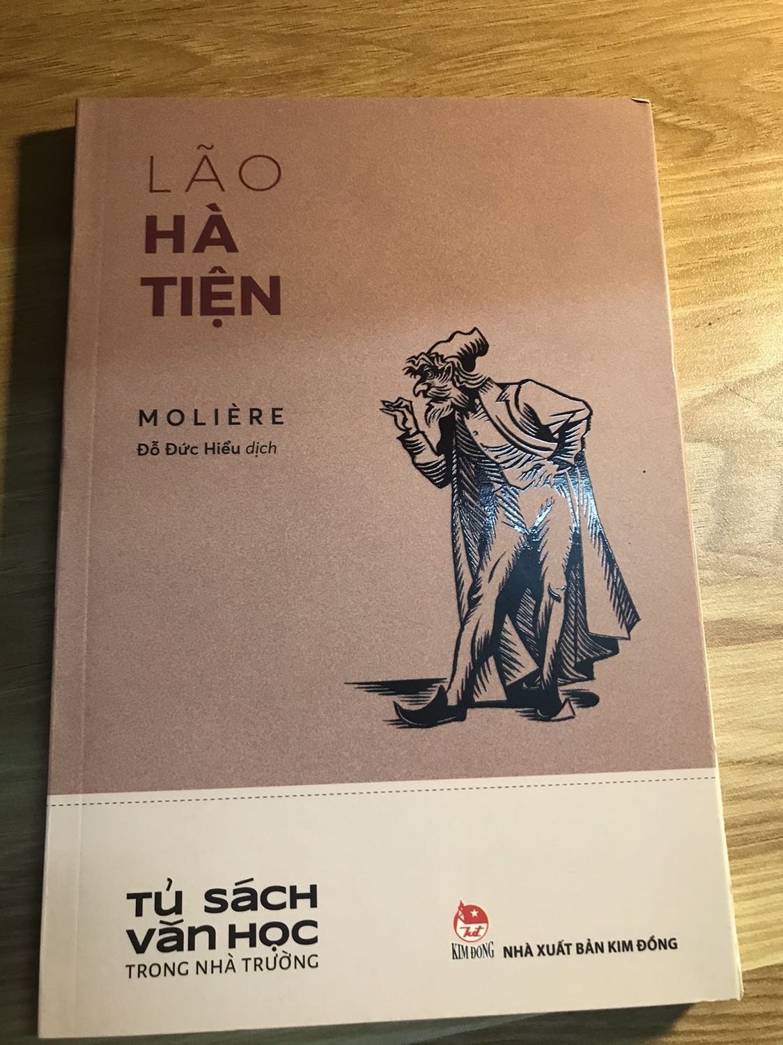 Lúc đầu k đọc quen với thể loại kịch này cho lắm nhưng càng đọc càng thấy hay, hài mà có giá trị phê phán rất cao.

Tiki giao hàng siêu nhanh, mua hôm trc mà hôm sau nhận hàng luôn