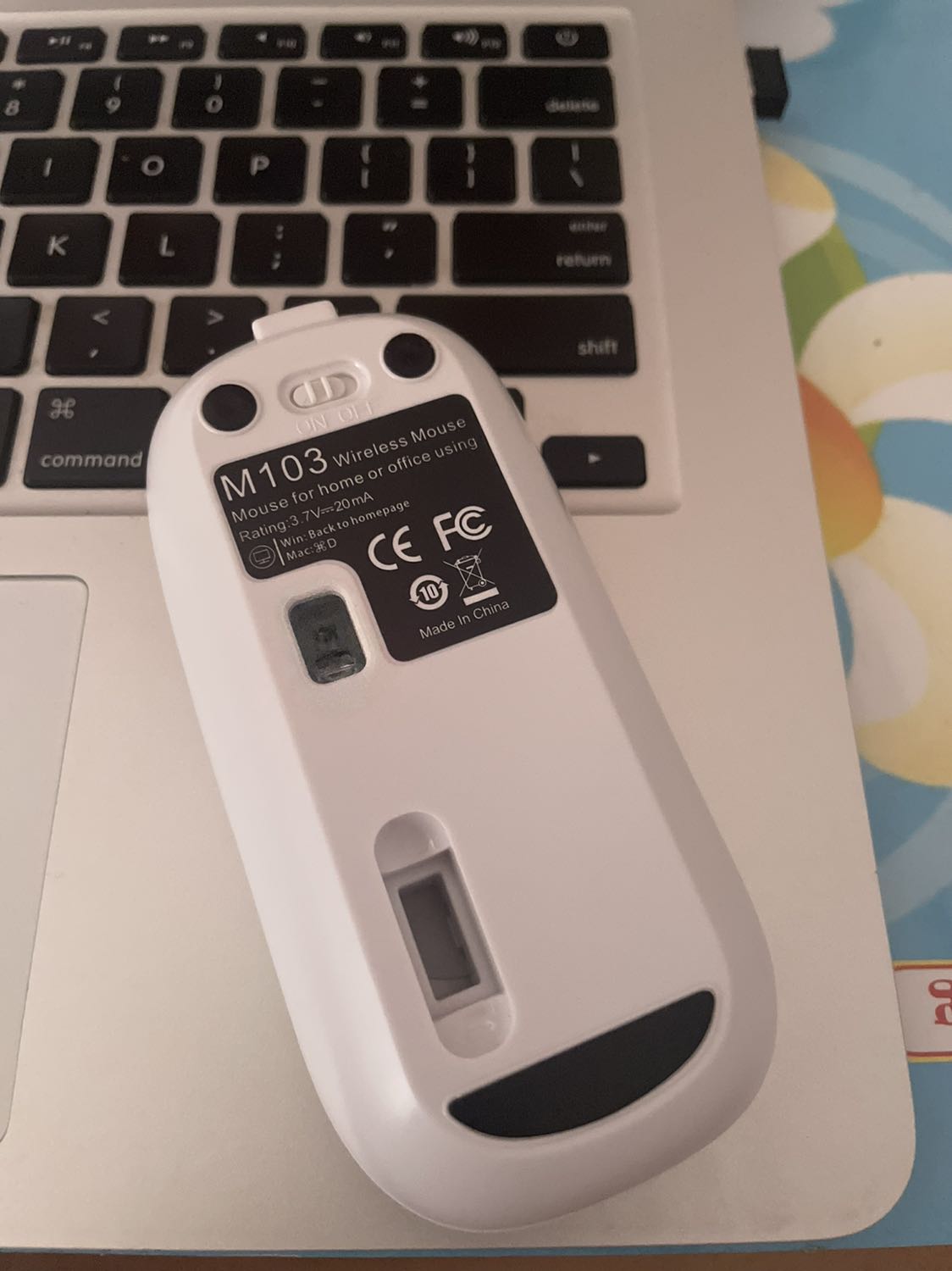 Chuột không dây sạc điện mình mua thì rất nhẹ, cầm vừa tay, gọn, màu trắng và kiểu dáng khá đẹp. Click êm, nhạy, và có dây sạc điện trong khi chuột khác phải mua pin.     Tiki luôn mang cho mình cảm giác an tâm khi mua hàng. Chất lượng và uy tín luôn được đặt lên hàng đầu. Hi vọng Tiki và các đối tác nhà bán tạo điều kiện cho dân Việt Nam mình được mua sản phẩm với giá bình ổn dài lâu, chúc mua may bán đắt nhé!