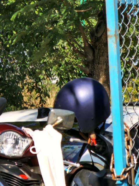 Chất lượng tốt, lót trong nón rất êm, kính kéo chìm vào trong nên rất khó bị trầy xướt. Kiểu dáng đẹp, thời trang, rất kín gió khi đi đường. Nên mua