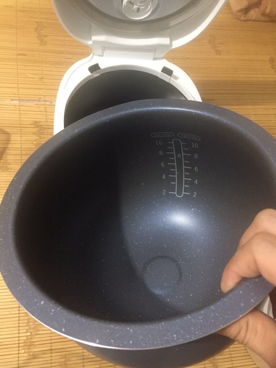 1. Chất lượng bình thường, hệ thống mâm nhiệt cảm giác không được chắc chắn.
2. Hình ảnh đăng rất dễ gây hiểu nhầm cho khách mua hàng. Có thể thông tin rõ có quà đính kèm hay không hoặc báo số lượng quà còn.