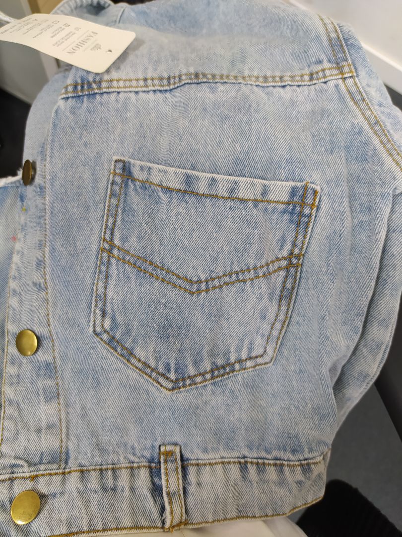 phần lưng thiếu nút. Túi áo k to như hình shop up.