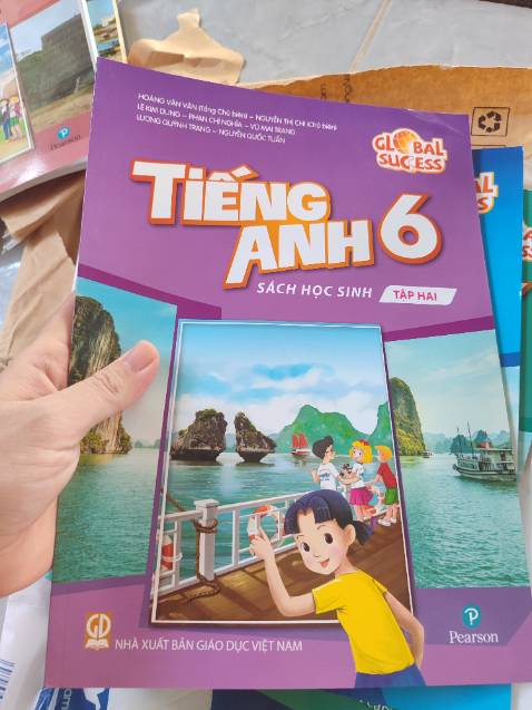 Sách đóng gói sơ sài quá, bỏ tất cả vào túi bóng + giấy bọc rồi quấn thêm lớp bọc. Không bọc bìa từng cuốn