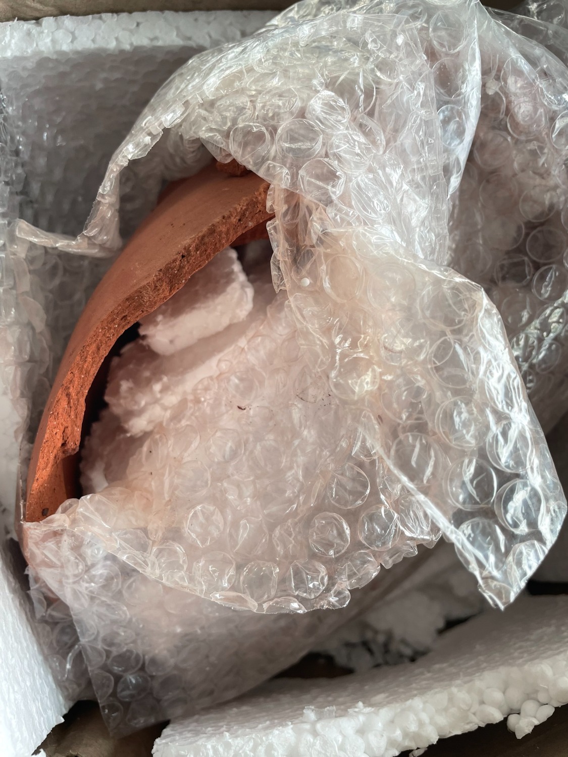 Nếu shop thấy đồ ko bán đc online thì đừng đăng bán đc ko? nếu ko thì đóng gói phải kỹ chớ? nghĩ sao mà nhận đc 1 mớ ..miếng bể vậy?
Đề nghị Shop liên lạc lại và lấy hàng về. cảm ơn