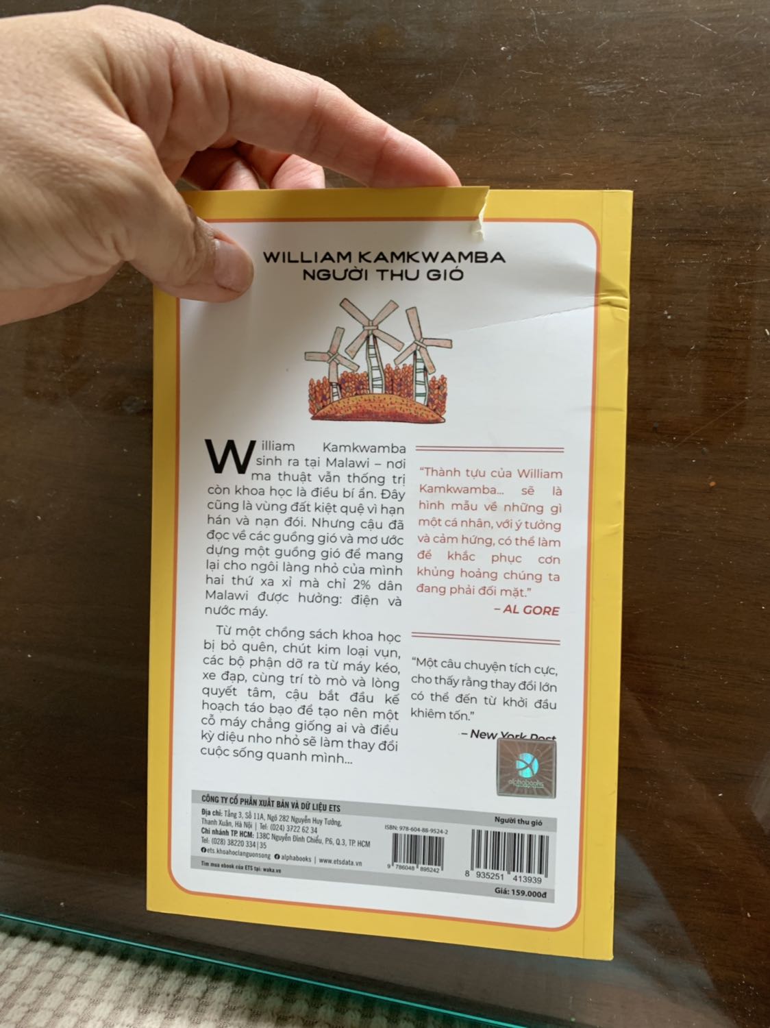 Sản phẩm Tiki giao nhanh mà bị rách, móp bìa sau, các bạn cần kiểm tra lại trước khi giao nhé