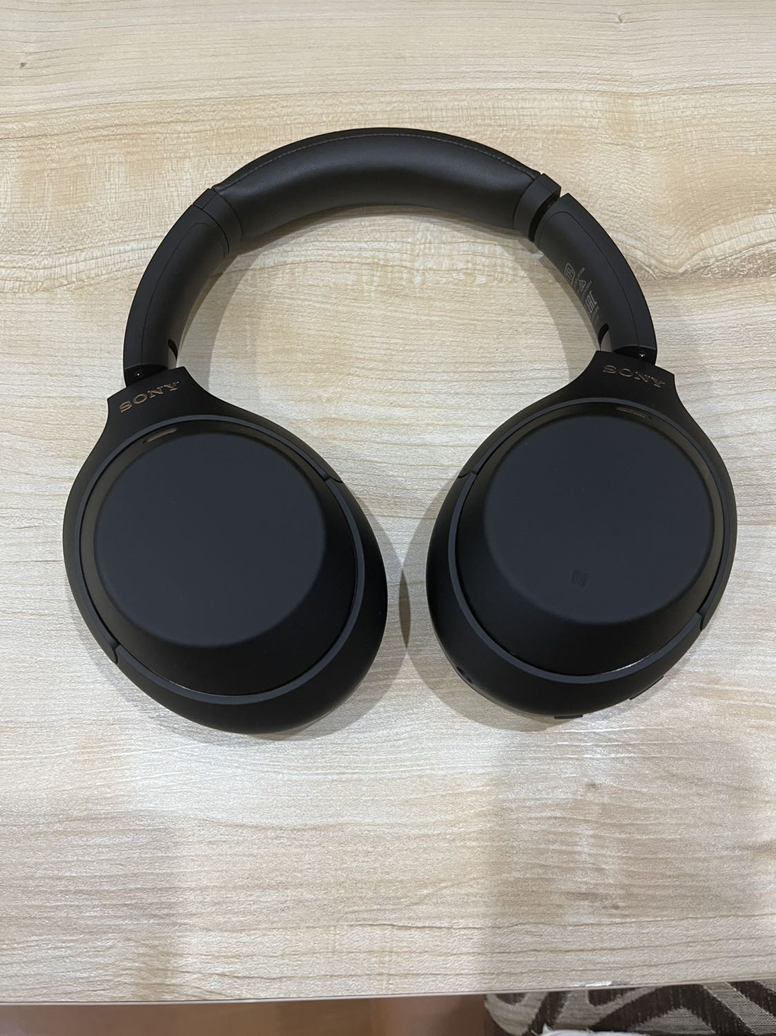 nhìn bên ngoài thì tai nghe đẹp, chất liệu da bọc tốt, êm. giảm tiếng ồn rất tốt, đeo vào hầu như không nghe tạp âm bên ngoài. phím bấm tắt mở dễ sử dụng. có chức năng tự dừng nhạc khi mở tai nghe ra, chạm 1 bên tai để nghe âm thanh bên ngoài hay tăng giảm âm thanh theo cảm ứng rất tiện lợi. pin siêu lâu