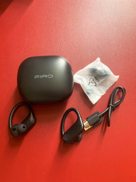 Mình đã sử dụng qua rất nhiều mẫu tai nghe, có đôi lời cảm nhận về hãng FIRO này:

- Kiểu dáng đẹp, có độ hoàn thiện cao, đeo rất bám tai, không bị mỏi khi đeo lâu.
- Kết nối nhanh và ổn định. (iphone & sam sung )
- Pin trâu
- Âm thanh hay

Qua tìm hiểu mình được biết FIRO chuyên sản xuất các dòng tai nghe đạt tiêu chuẩn xuất châu Âu nên rất tự tin khi sử dụng.