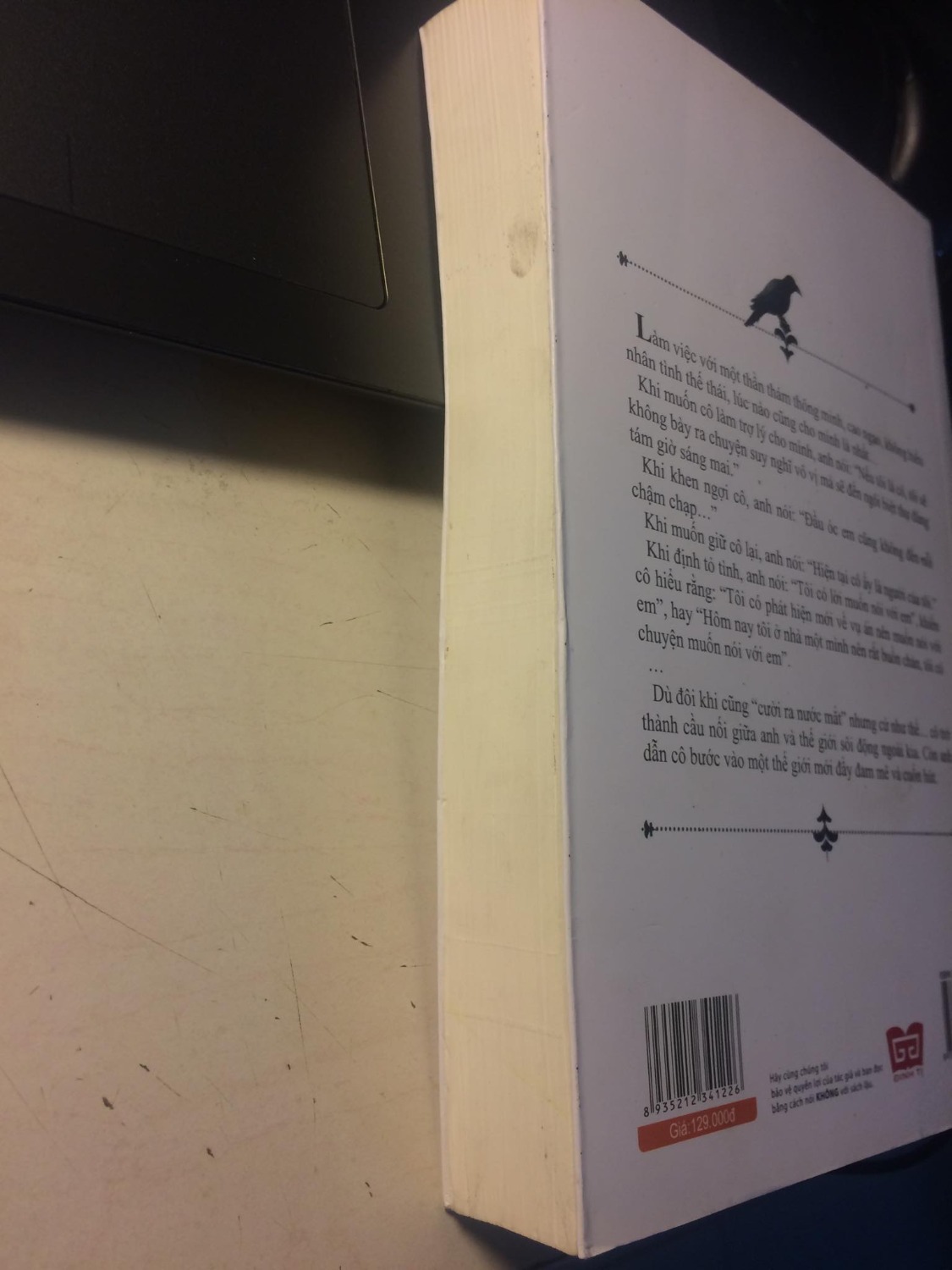 Đặt mua cả hai cuốn tập 1 và 2 thì cả hai cuốn nhìn như cuốn truyện cũ được mua lại từ chợ sách cũ vậy, xước, bẩn, đầy vết tay bẩn bám vào. Trong không giống được mua từ Tiki tý nào cả, mình thực sự thất vọng, buồn khi đã đặt niềm tin và tin tưởng Tiki nhiều đến thế. Có cảm giác như mình bị *** vậy