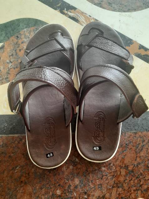 Đường chỉ may hơi thưa, tạo cảm giác không chắn chắn. Nhìn chung, sản phẩm tốt & đẹp. Giá tiền hợp lý. Nên mua.